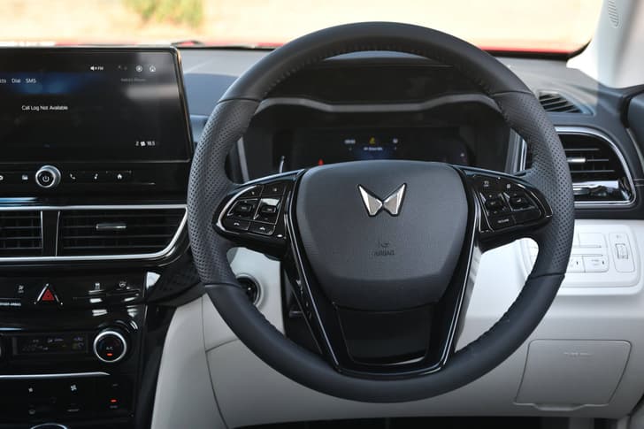 mahindra xuv 3xo steering wheel