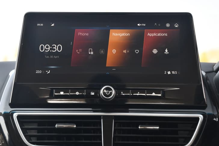 mahindra xuv 3xo infotainment touchscreen