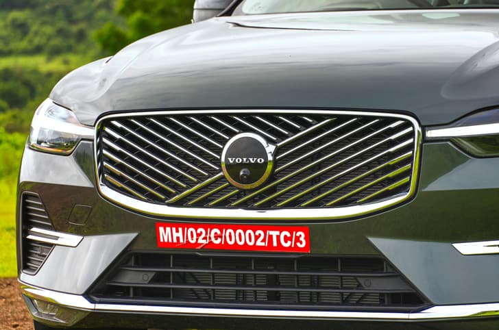 2025 Volvo XC60 facelift grille