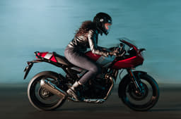 Triumph Thruxton 400 riding shot