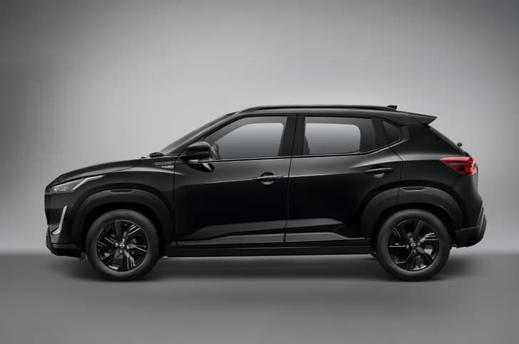 Nissan Magnite Kuro side head on 