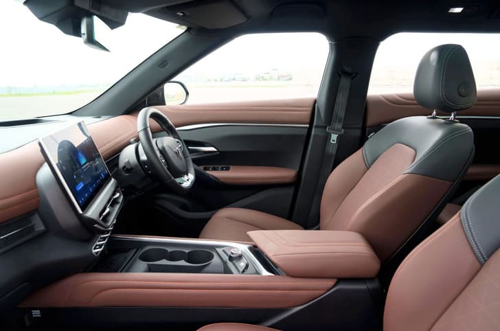 Vinfast VF7 front seats 
