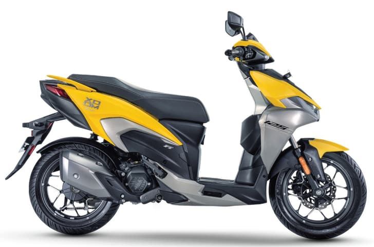 Hero Xoom 125 yellow side profile static in studio