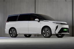 MG M9 in Pearl Lustre White