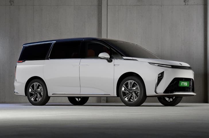 MG M9 in Pearl Lustre White