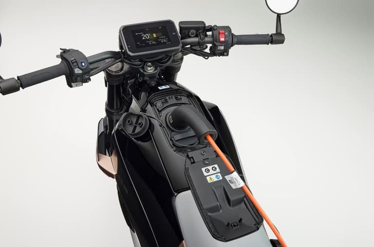 Honda WN7 CCS2 charging
