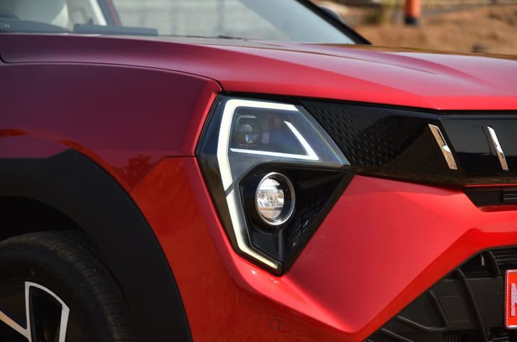 Mahindra XUV 3XO headlights