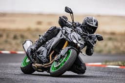 Kawasaki Z1100 crnering shot on racetrack