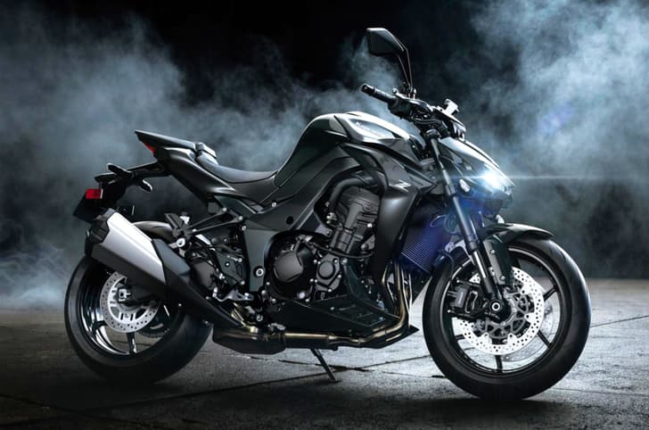 Kawasaki Z1100 front right side static in studio