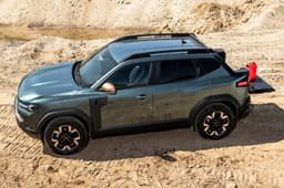Dacia Duster Pickup in field
