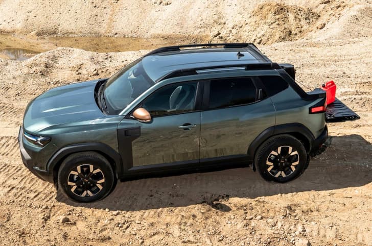 Dacia Duster Pickup in field
