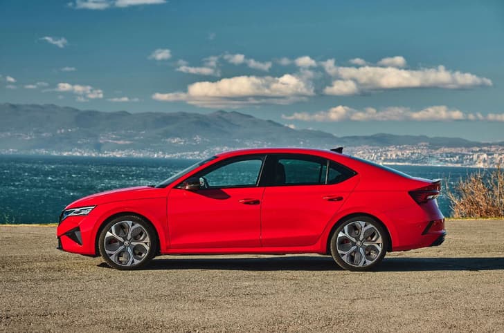 Skoda Octavia RS side profile 