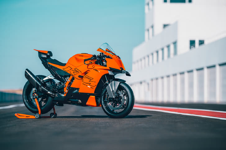 The 990 RC R succeeds the discontinued RC8 and will be manufactured in Austria starting this month.