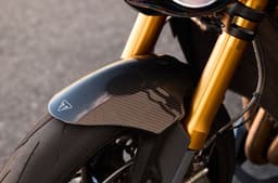 Race-inspired carbon fibre front mudguard.