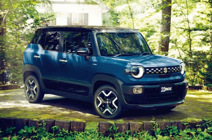 Suzuki XBEE front three-quarter view