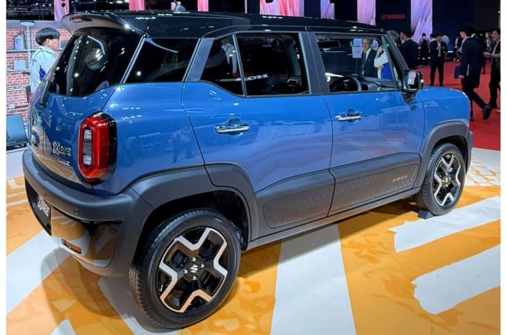 Suzuki XBEE rear three-quarter right