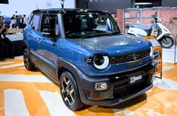Suzuki XBEE front three-quarter right