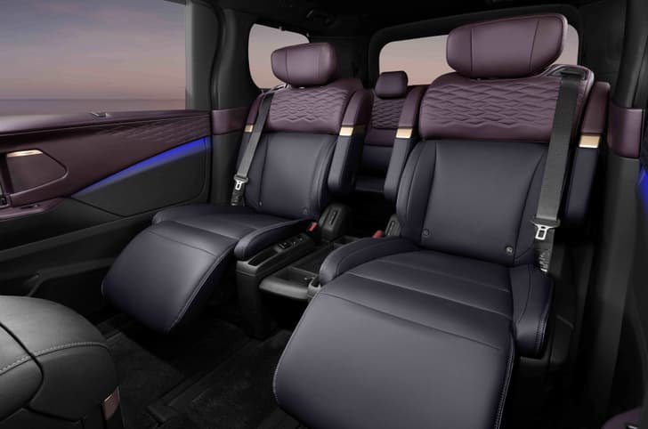Fourth-generation Nissan Elgrand middle row seats