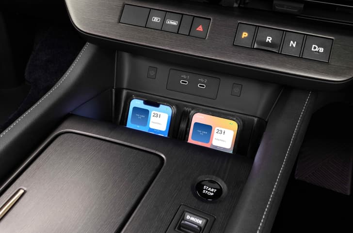 Fourth-generation Nissan Elgrand centre console