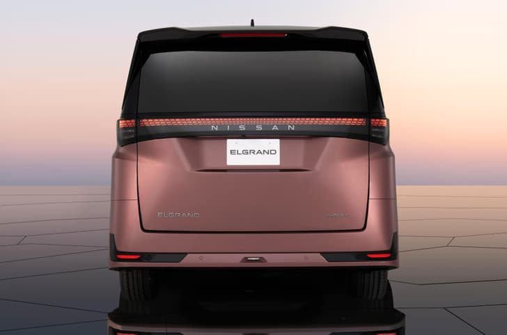 Fourth-generation Nissan Elgrand rear profile