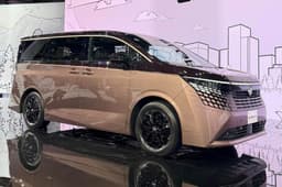 Fourth-generation Nissan Elgrand front quarter