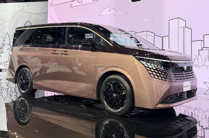 Fourth-generation Nissan Elgrand front quarter