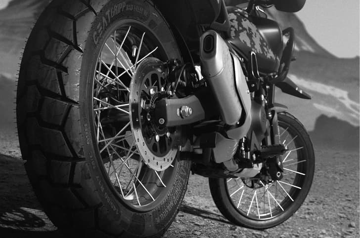 Royal Enfield Himalayan 450 Mana Black cross-spoke wheels 