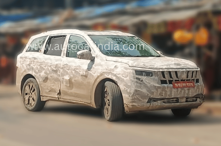 Mahindra XUV700 facelift front quarter spied