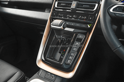 Maruti Invicto gear lever