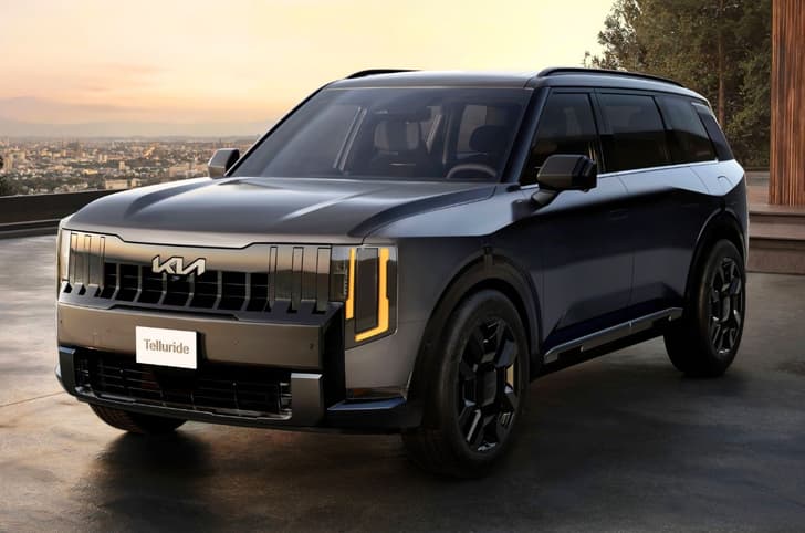 New Kia Telluride front three-quarter left