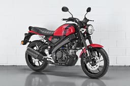 Yamaha XSR155 Red front three quarter