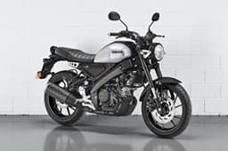 Yamaha XSR155 Silver front three quarter