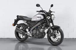 Yamaha XSR155 Silver front three quarter