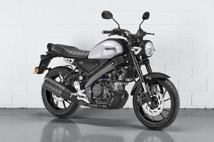 Yamaha XSR155 Silver front three quarter