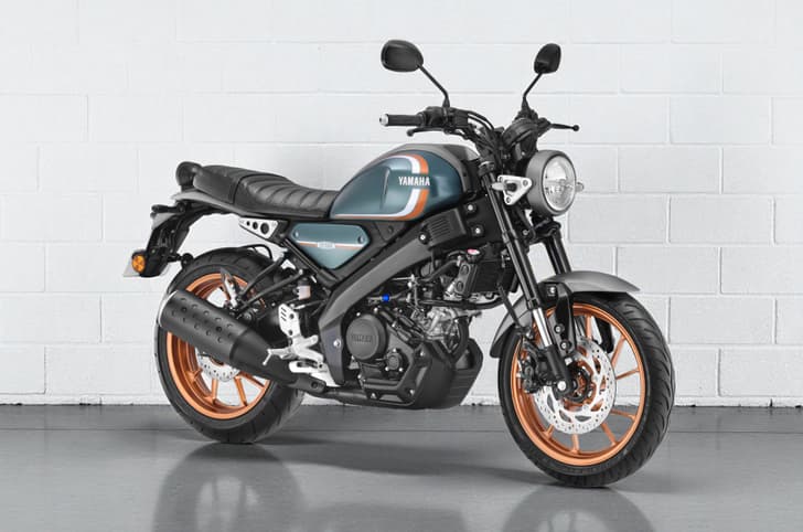 Yamaha XSR155 Green front three quarter