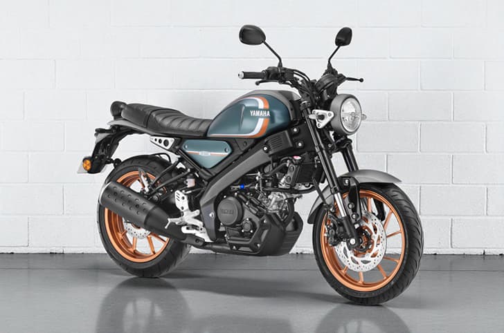 Yamaha XSR155 Green front three quarter