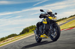 The e-clutch setup automatically manages clutch operation during gear changes.