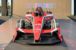Mahindra M12Electro front head on