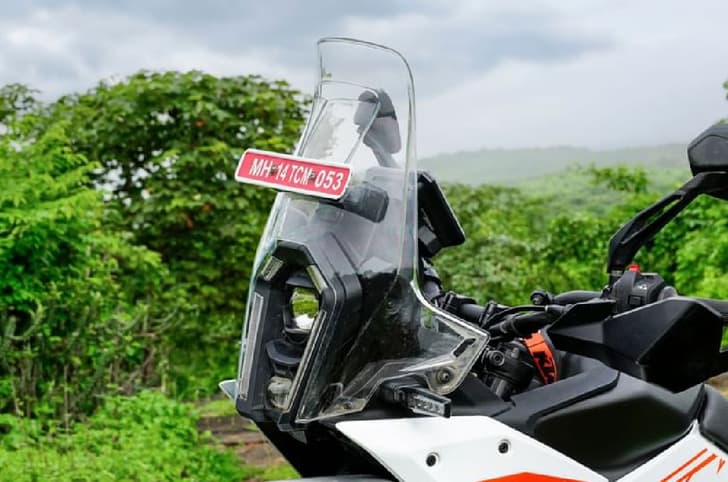 The bikes features redesigned bodywork with a new beak, a vertically stacked Bi-LED projector headlight setup.