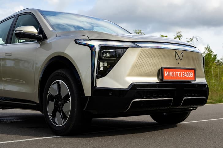 Mahindra XEV 9S Desert Myst grille and headlights
