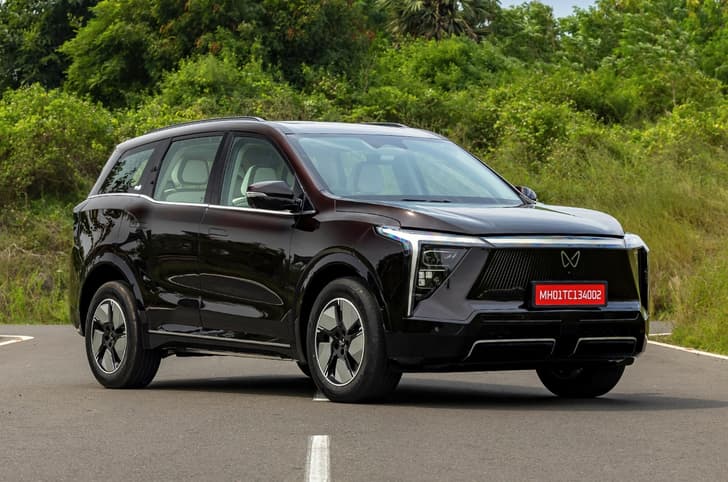 Mahindra XEV 9S Midnight Black front right side