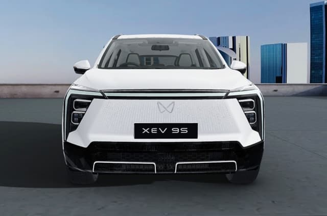 Mahindra XEV 9S base Pack One Above variant in pictures