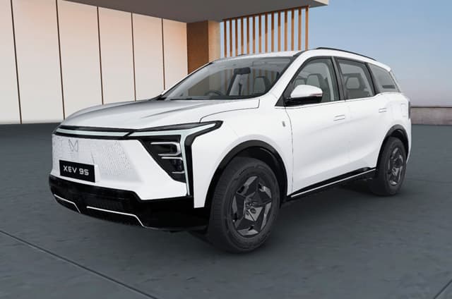 Mahindra XEV 9S base Pack One Above variant in pictures