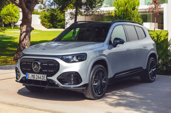 2025 mercedes benz glb in studio