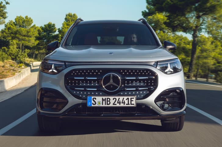 2025 mercedes benz glb in studio