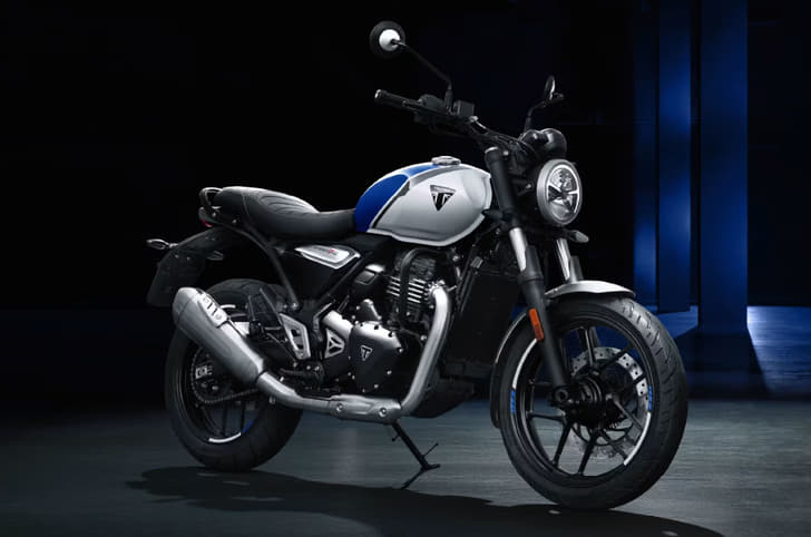 Triumph Speed T4 blue with white front three quarter
