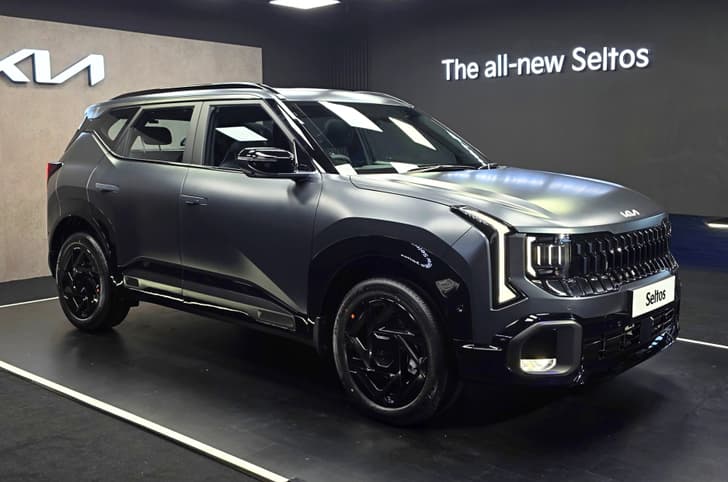 2026 Kia Seltos Gravity Grey front right side 