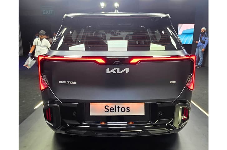 2026 Kia Seltos Gravity Grey rear head on 