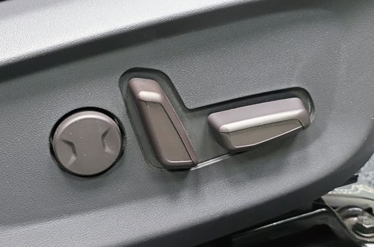 2026 Kia Seltos front seat power adjust