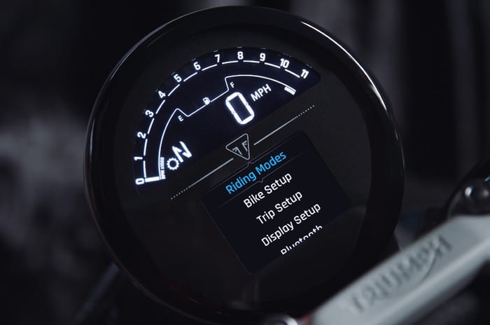 Triumph-Trident-660-screen